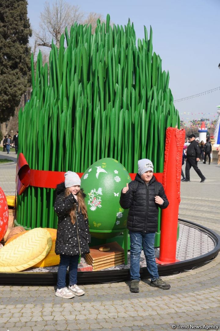 Жители Баку отмечают праздник Новруз - Фоторепортаж