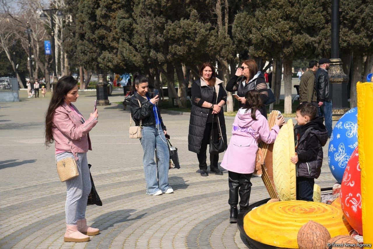 Жители Баку отмечают праздник Новруз - Фоторепортаж