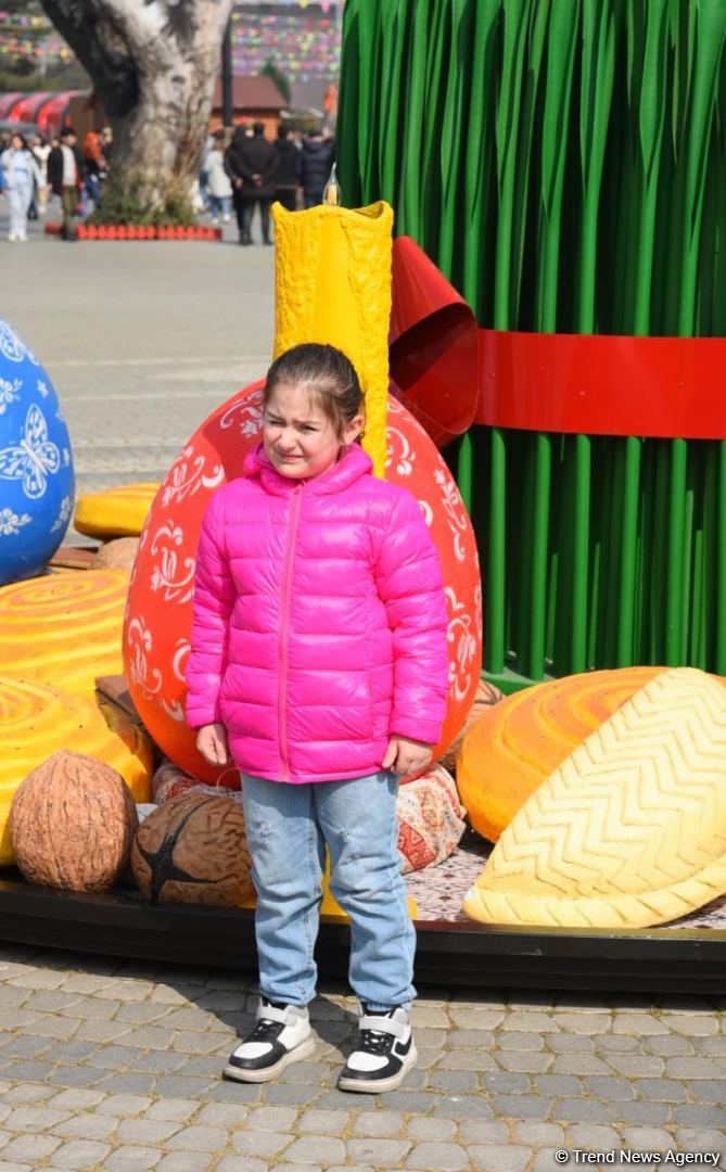 Жители Баку отмечают праздник Новруз - Фоторепортаж