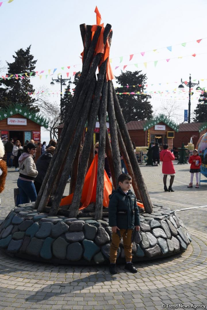 Жители Баку отмечают праздник Новруз - Фоторепортаж
