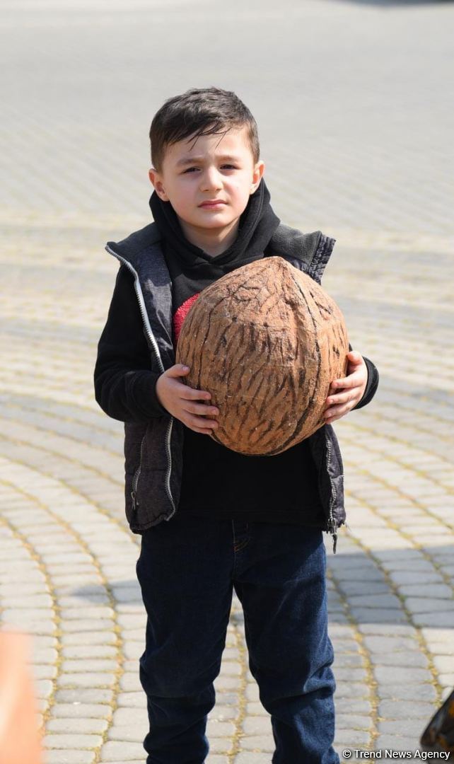 Жители Баку отмечают праздник Новруз - Фоторепортаж