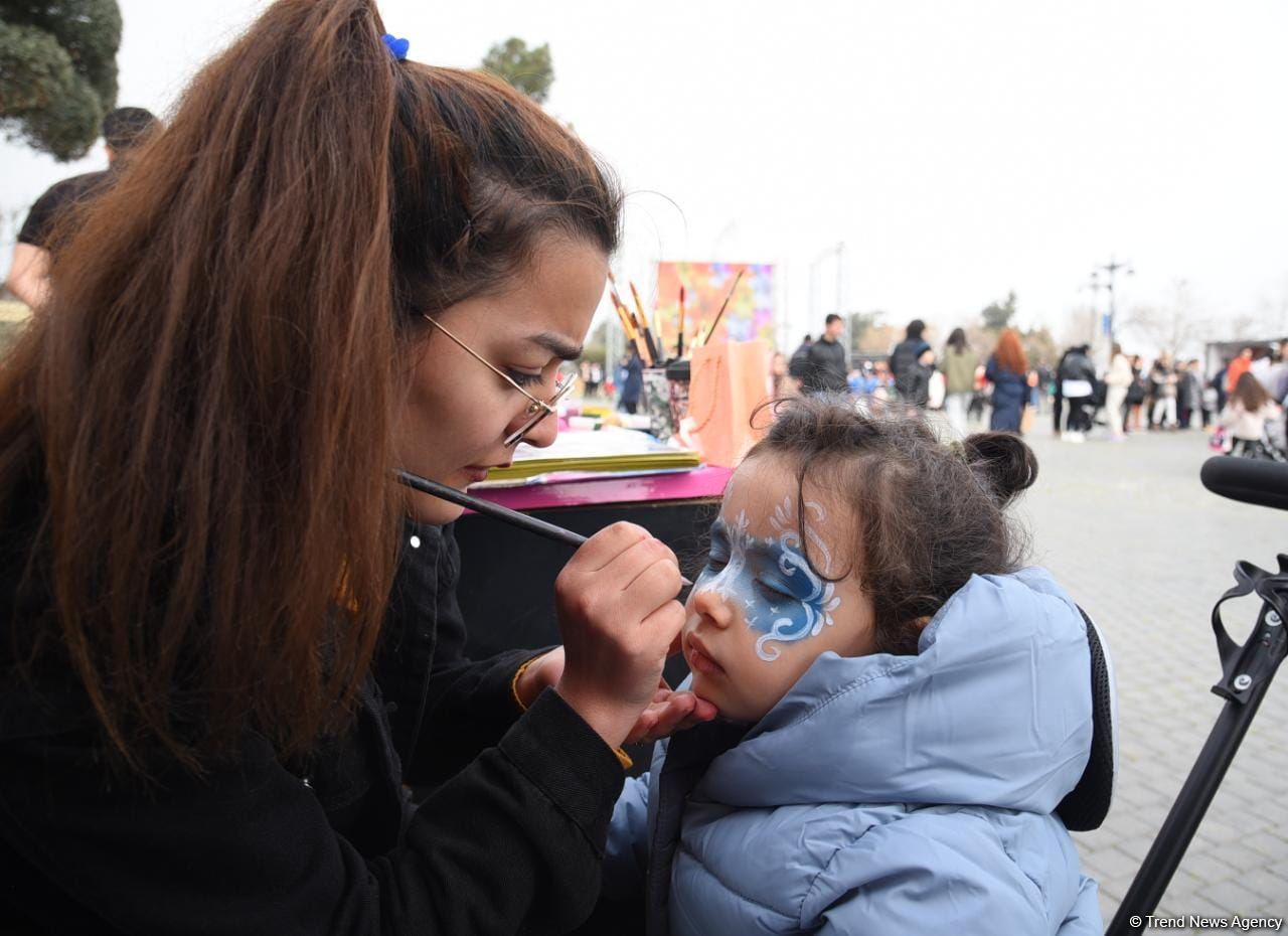 Жители Баку отмечают праздник Новруз - Фоторепортаж