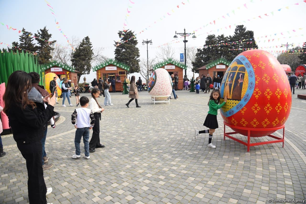 Жители Баку отмечают праздник Новруз - Фоторепортаж