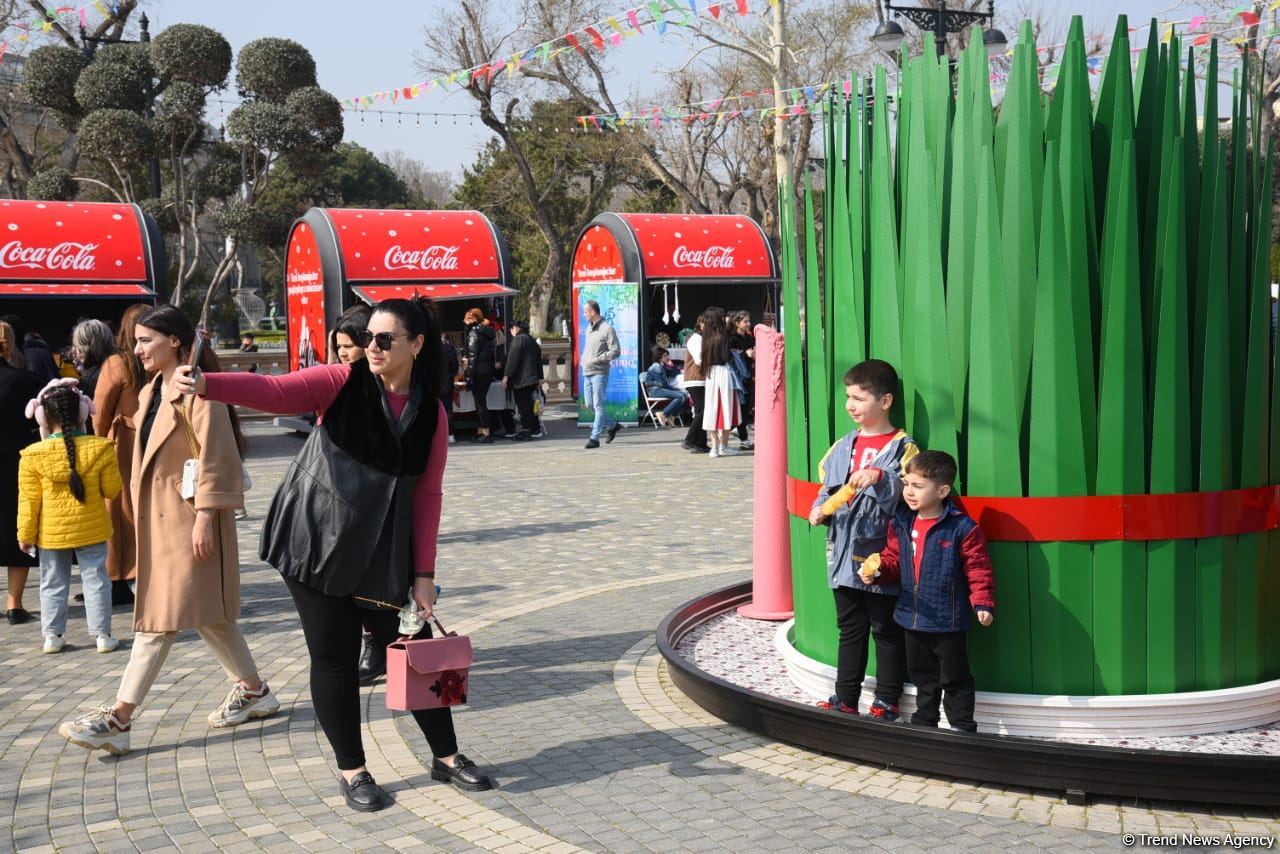 Жители Баку отмечают праздник Новруз - Фоторепортаж