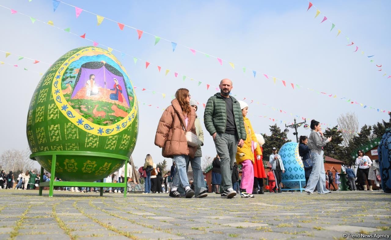 Жители Баку отмечают праздник Новруз - Фоторепортаж