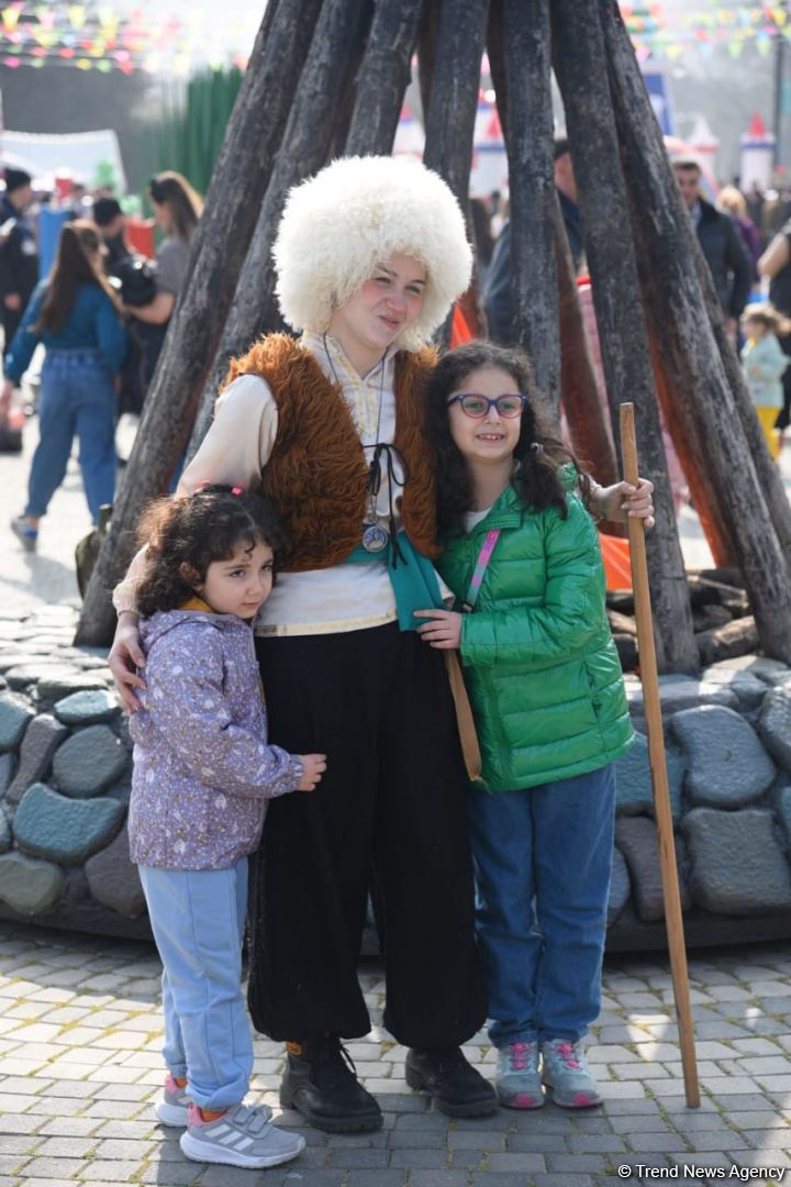 Жители Баку отмечают праздник Новруз - Фоторепортаж