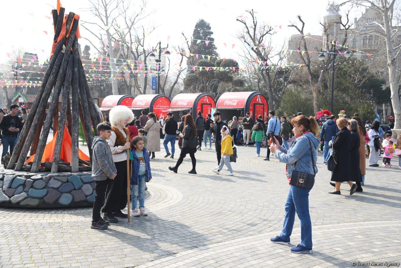 Жители Баку отмечают праздник Новруз - Фоторепортаж