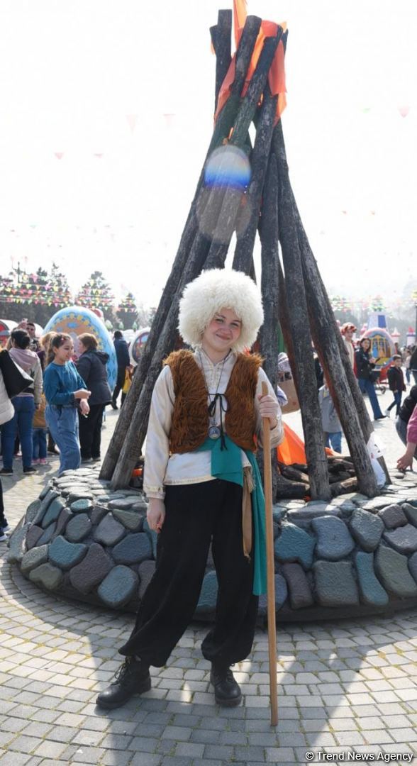 Жители Баку отмечают праздник Новруз - Фоторепортаж