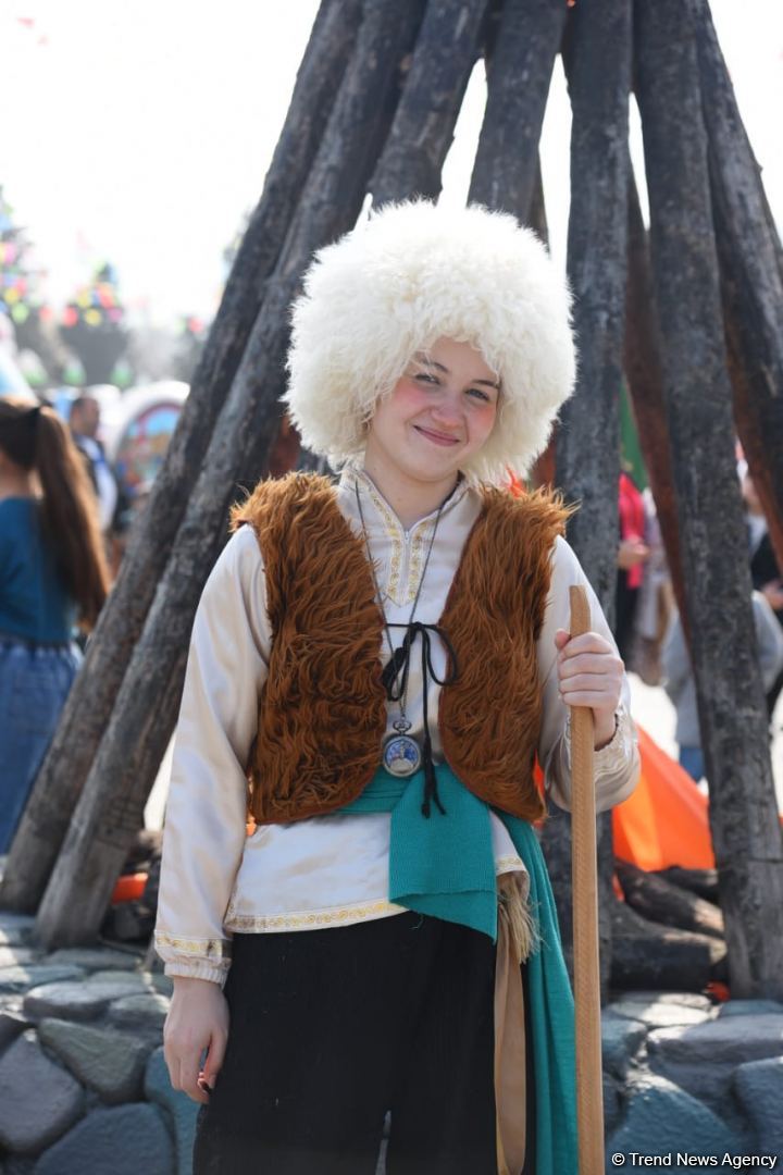 Жители Баку отмечают праздник Новруз - Фоторепортаж