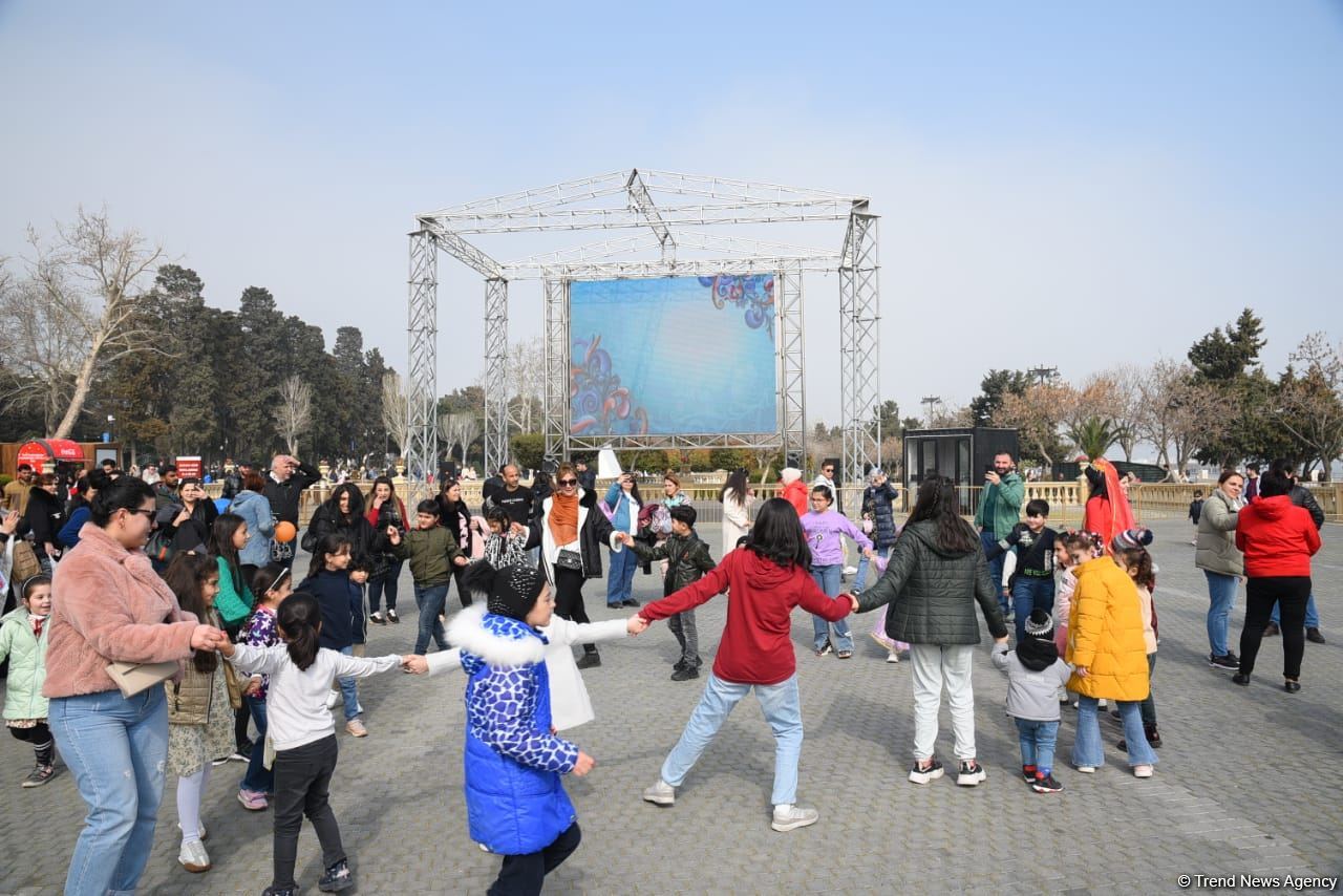 Жители Баку отмечают праздник Новруз - Фоторепортаж