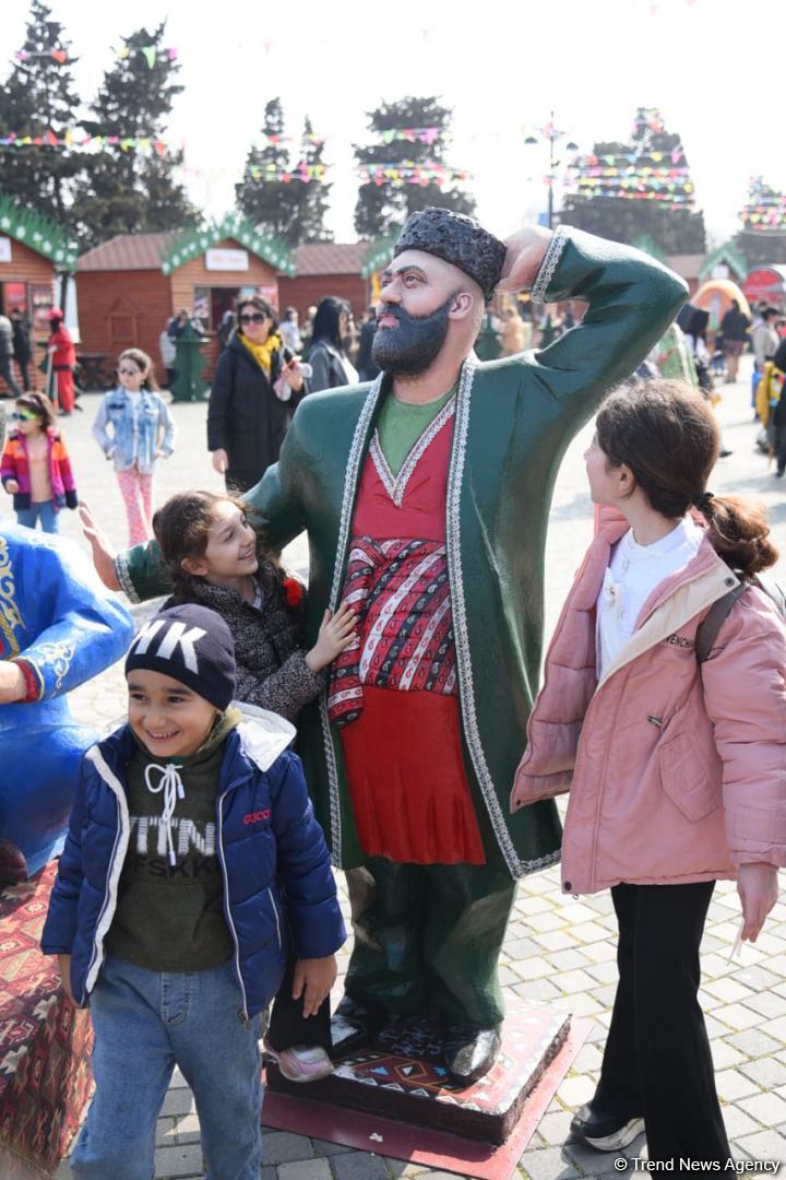 Жители Баку отмечают праздник Новруз - Фоторепортаж
