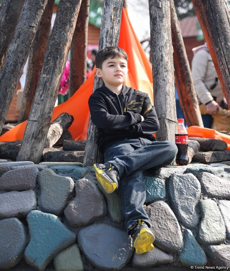 Жители Баку отмечают праздник Новруз - Фоторепортаж