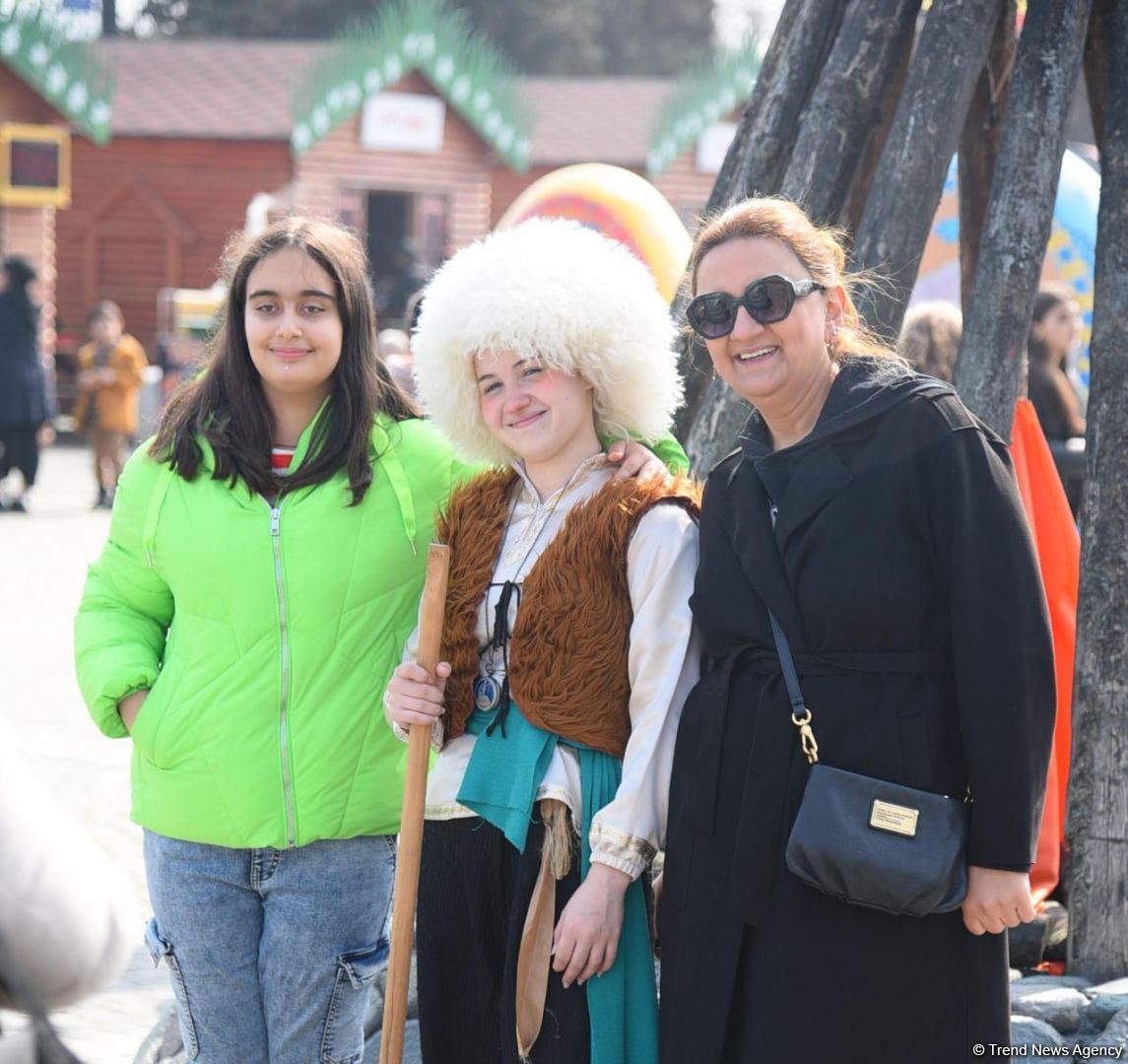 Жители Баку отмечают праздник Новруз - Фоторепортаж