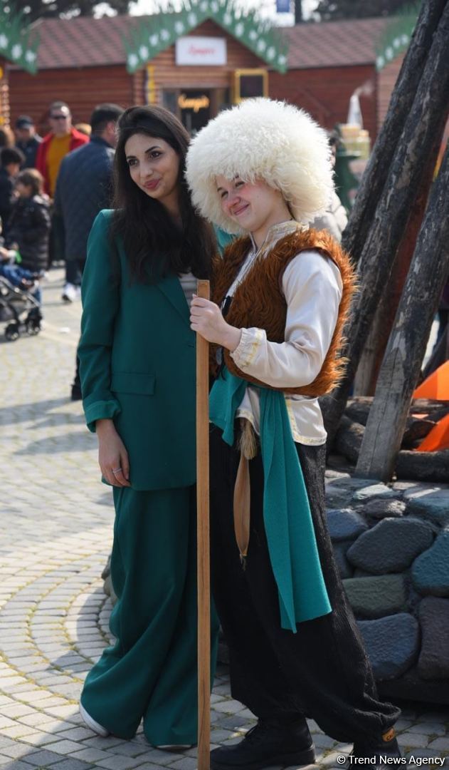 Жители Баку отмечают праздник Новруз - Фоторепортаж