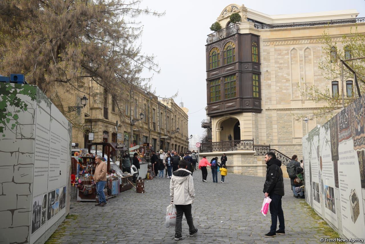 Жители Баку отмечают праздник Новруз - Фоторепортаж