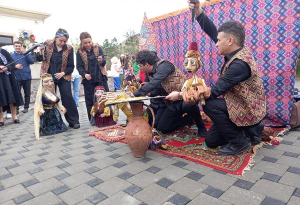 Коллектив Кукольного театра выступил со спектаклем в селе Талыш (ФОТО)