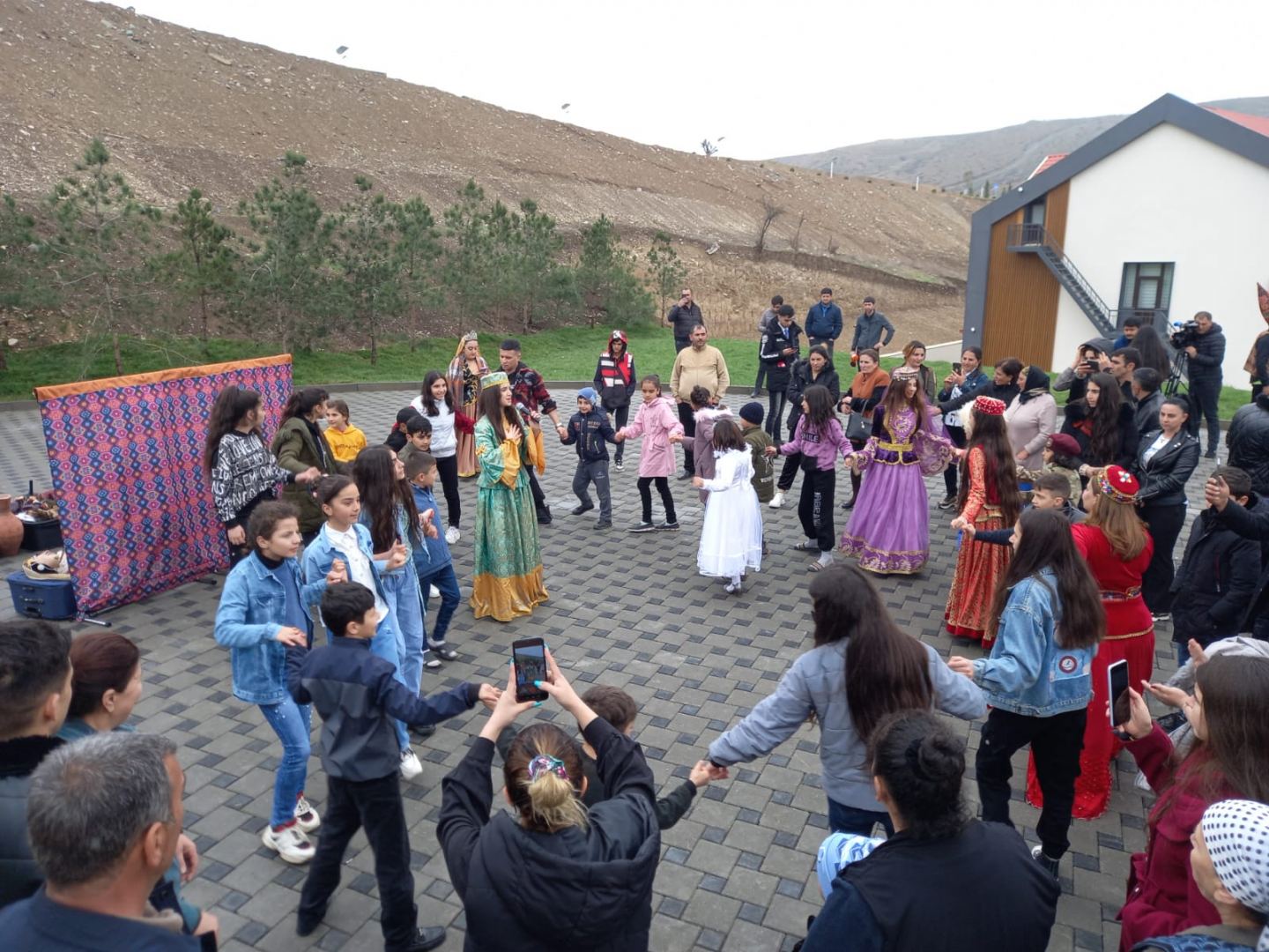 Коллектив Кукольного театра выступил со спектаклем в селе Талыш (ФОТО)