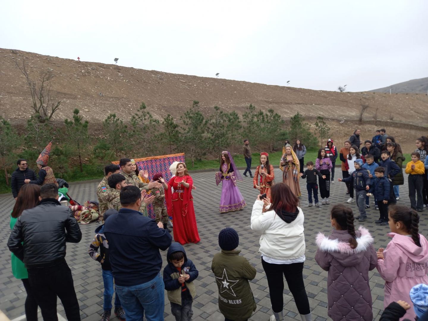 Коллектив Кукольного театра выступил со спектаклем в селе Талыш (ФОТО)