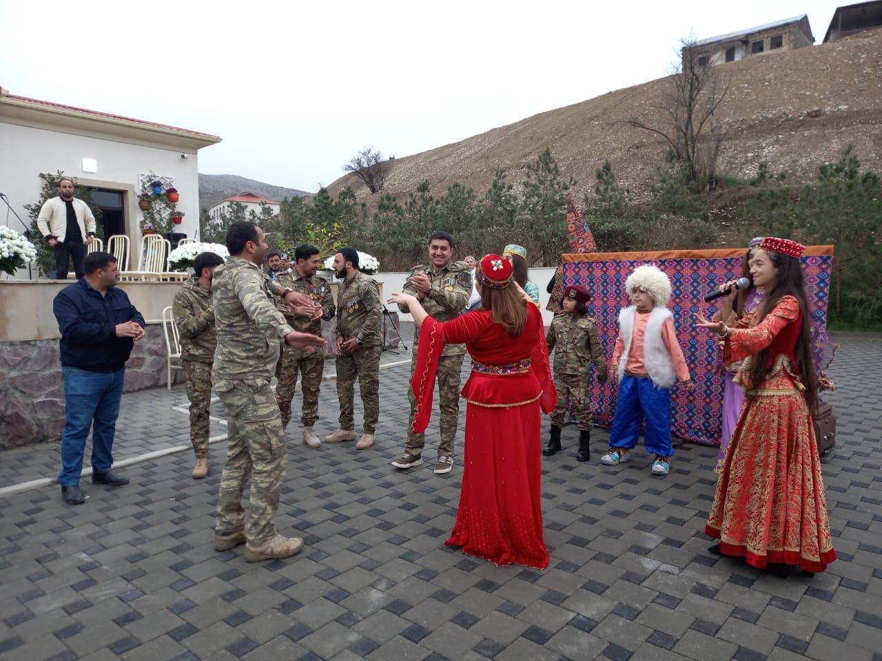 Коллектив Кукольного театра выступил со спектаклем в селе Талыш (ФОТО)