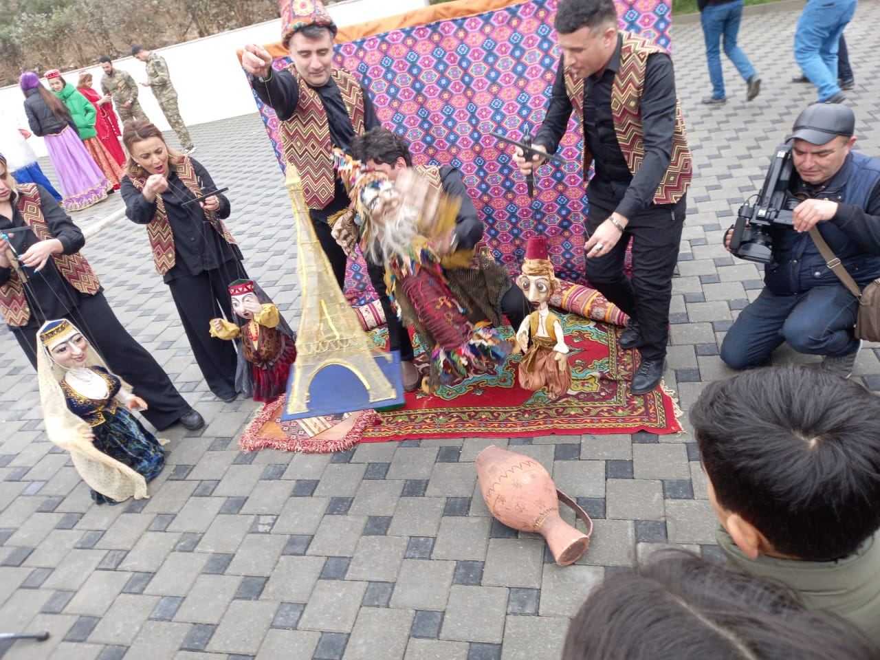 Коллектив Кукольного театра выступил со спектаклем в селе Талыш (ФОТО)