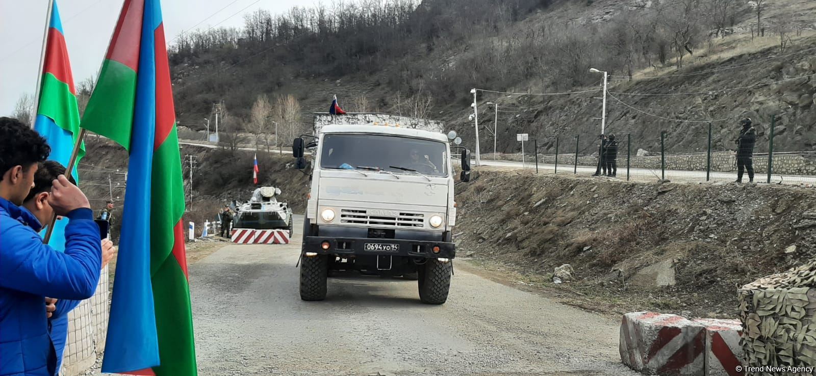 По Лачинской дороге беспрепятственно проехали 4 автомобиля миротворцев (ФОТО)