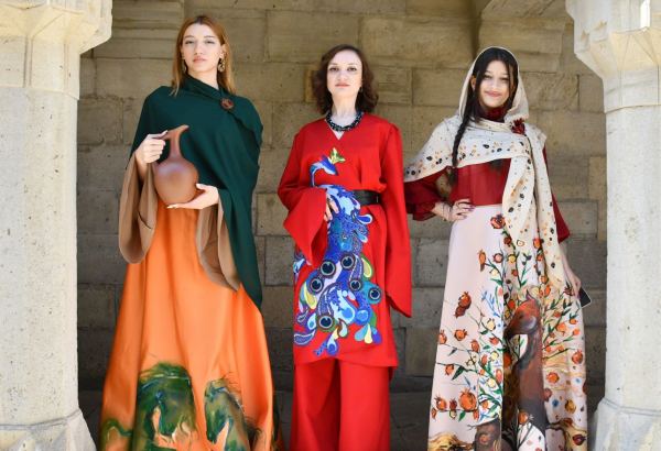 Во Дворце Ширваншахов представлено дефиле "Национальные мотивы в современной моде" (ФОТО)