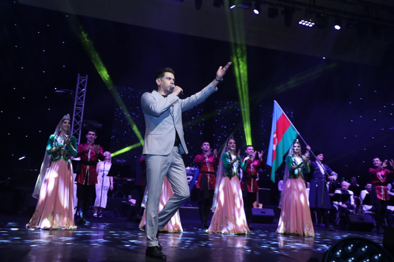 Когда зашкаливают эмоции! Путешествие по старому и современному Баку с Эйюбом Ягубовым и Big Band Sound Pro (ФОТО)