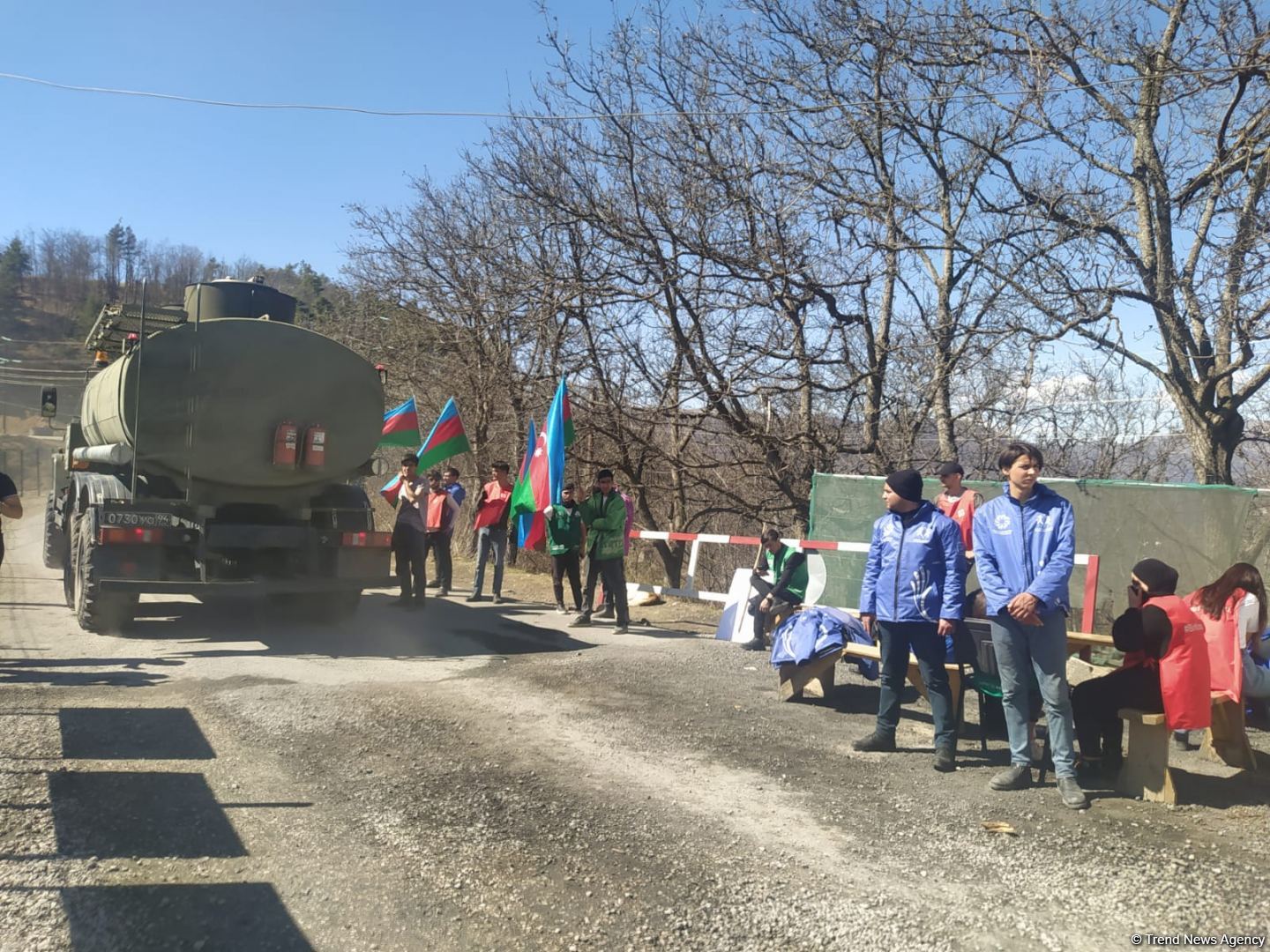 По Лачинской дороге беспрепятственно проехала автоколонна из 37 автомашин РМК (ФОТО)