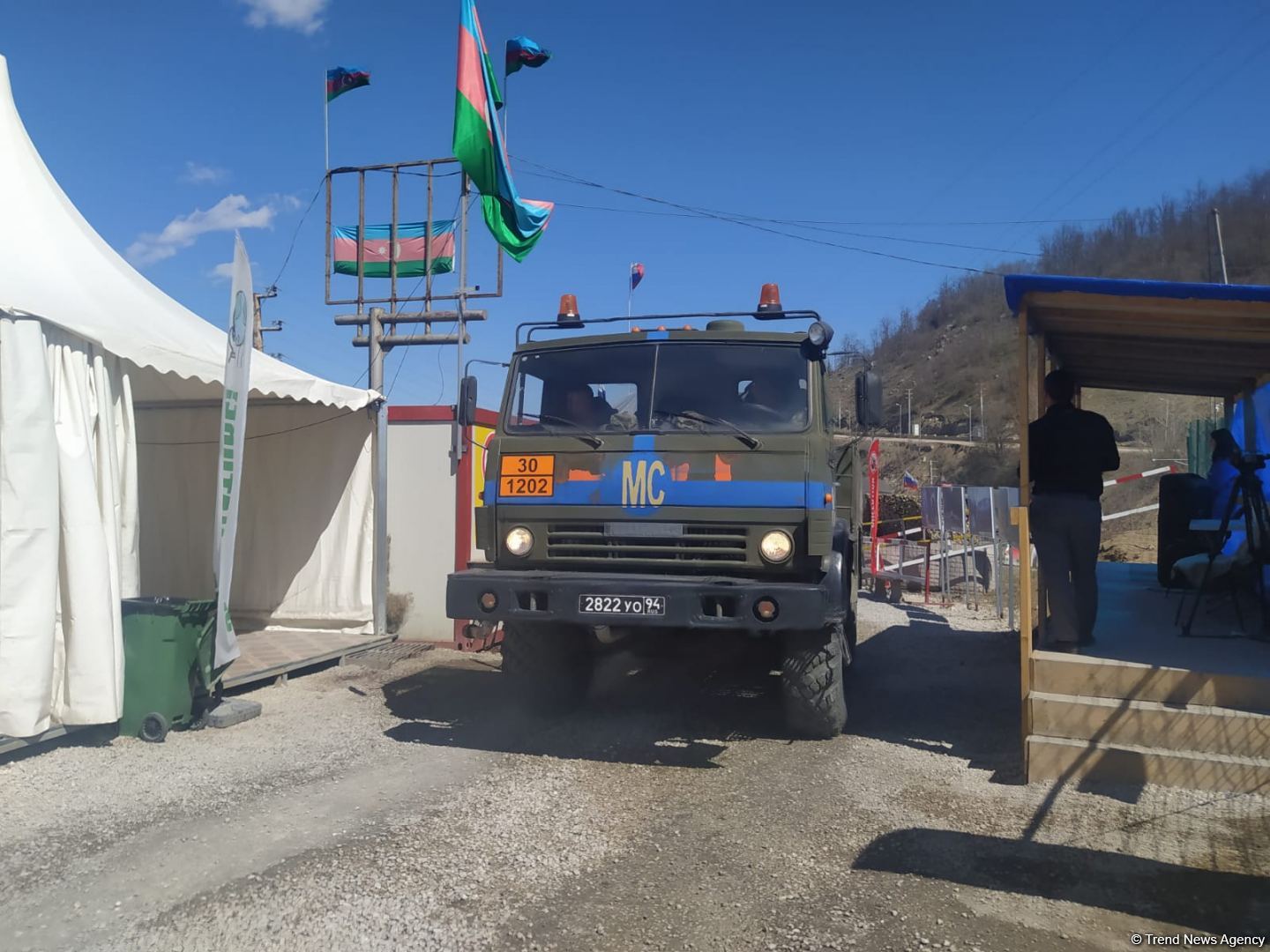 По Лачинской дороге беспрепятственно проехала автоколонна из 37 автомашин РМК (ФОТО)