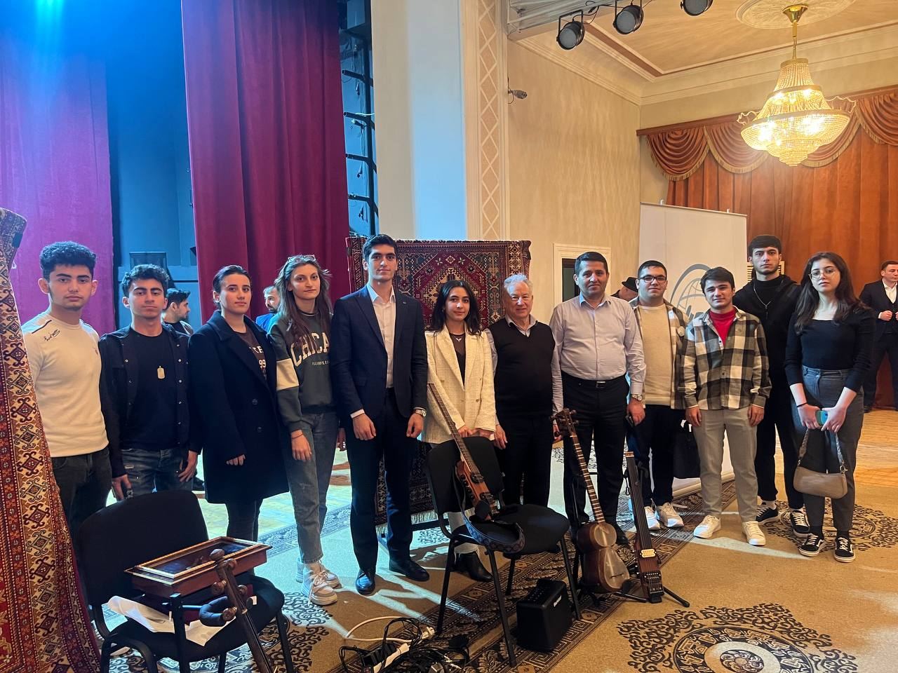 Известный американец "Джеффри гардаш" говорит на азербайджанском и пропагандирует мугам (ВИДЕО, ФОТО)