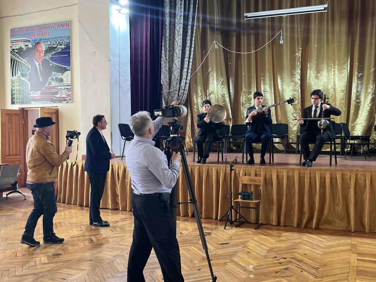 Известный американец "Джеффри гардаш" говорит на азербайджанском и пропагандирует мугам (ВИДЕО, ФОТО)