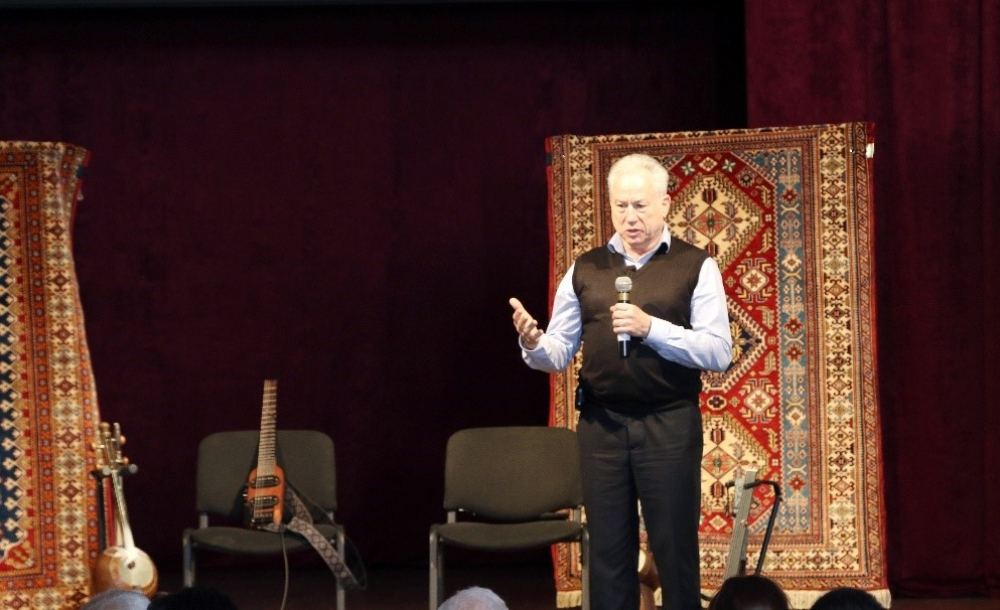 Известный американец "Джеффри гардаш" говорит на азербайджанском и пропагандирует мугам (ВИДЕО, ФОТО)