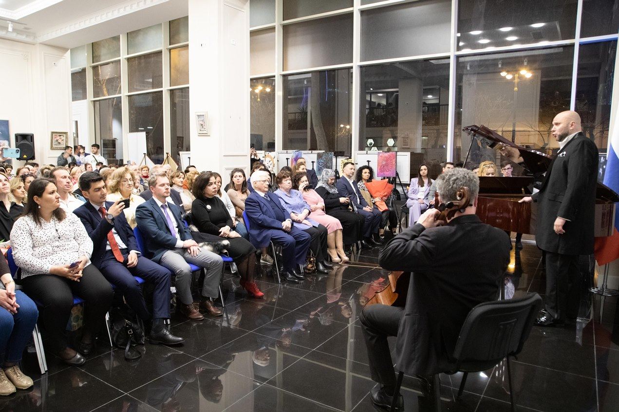 Праздник Антона Ферштандта – от церковной службы до театральной сцены. В 40 лет жизнь только начинается (ФОТО)