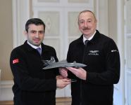Сельчук Байрактар вручил Президенту Ильхаму Алиеву памятный подарок (ФОТО)