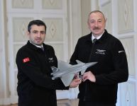 Сельчук Байрактар вручил Президенту Ильхаму Алиеву памятный подарок (ФОТО)