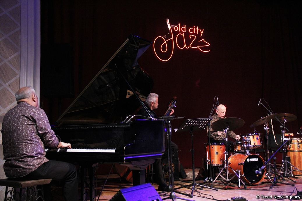 От 50 до 70… Весенний джаз в вечернем Баку под ритмы Old City Jazz (ФОТО)