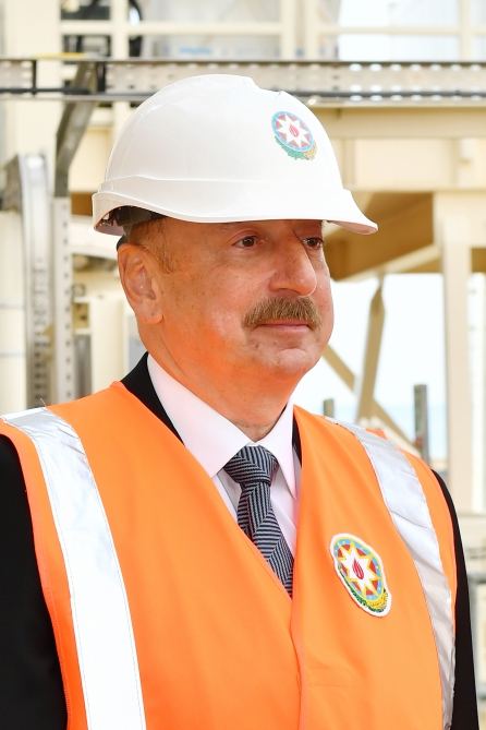 Президент Ильхам Алиев принял участие в церемонии символической отправки в море верхних модулей платформы «Центральный Восточный Азери» (ФОТО)