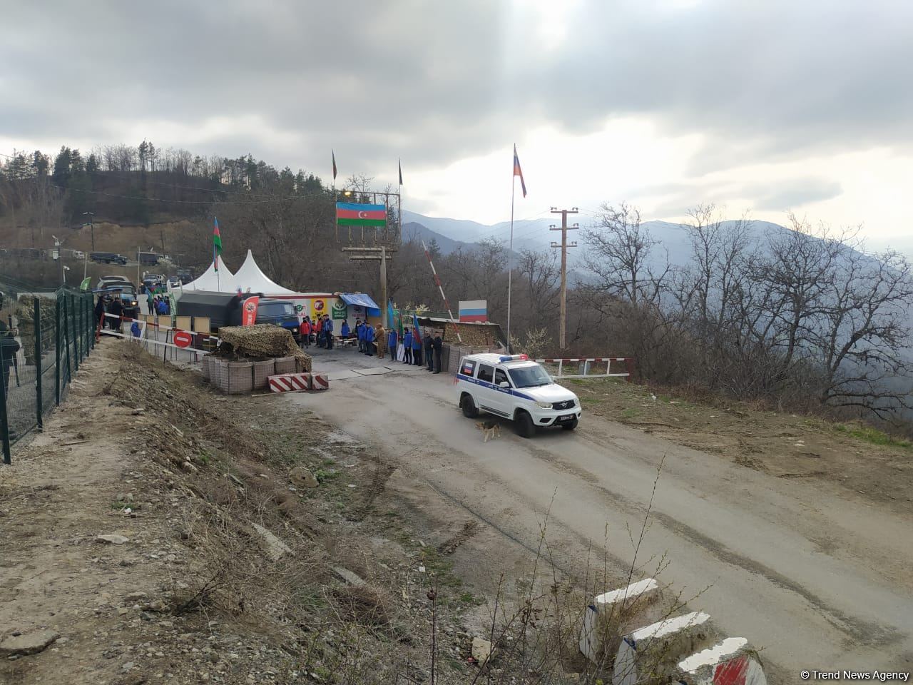 По Лачинской дороге беспрепятственно проехала автоколонна миротворцев (ФОТО)