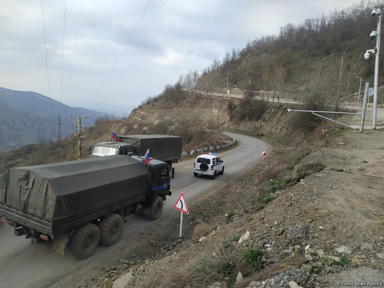 По Лачинской дороге беспрепятственно проехала автоколонна миротворцев (ФОТО)