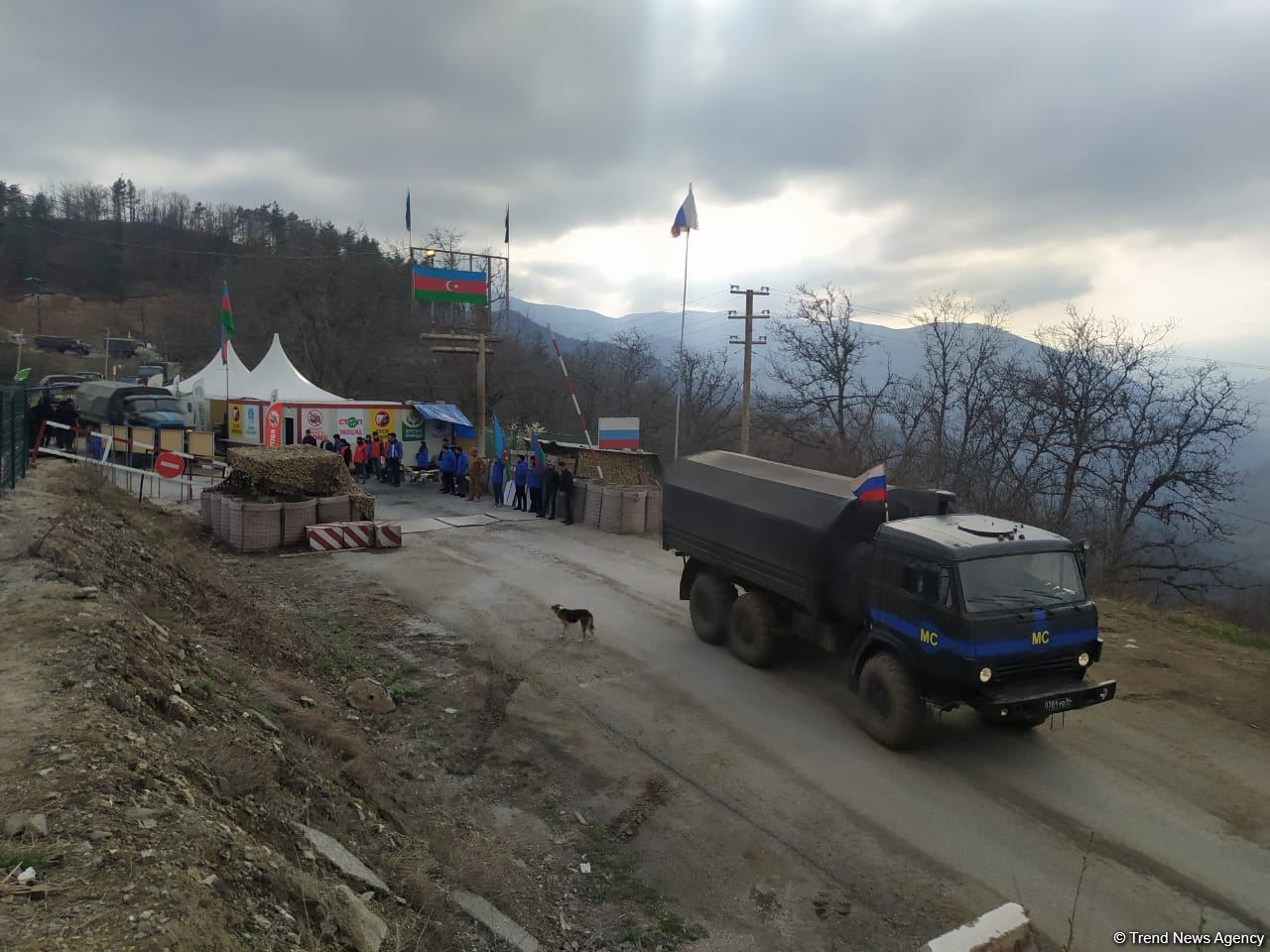 По Лачинской дороге беспрепятственно проехала автоколонна миротворцев (ФОТО)