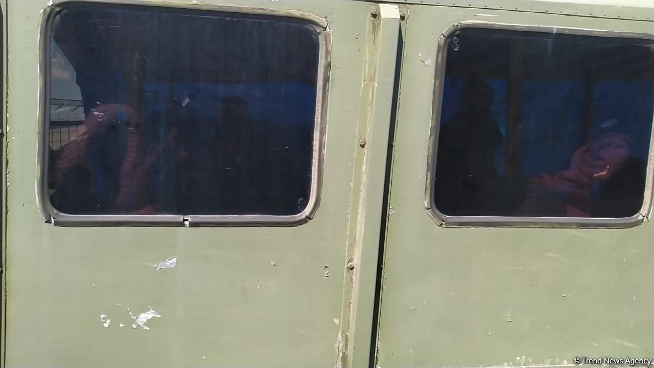 По Лачинской дороге беспрепятственно проехали автомобили РМК с армянскими жителями Карабаха (ФОТО)