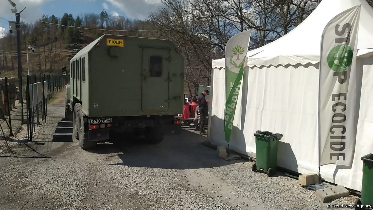 По Лачинской дороге беспрепятственно проехали автомобили РМК с армянскими жителями Карабаха (ФОТО)