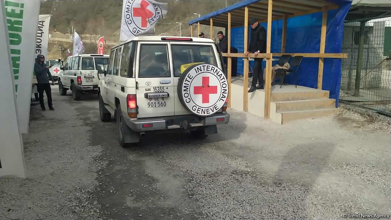 По Лачинской дороге беспрепятственно проехала автоколонна МККК (ФОТО)