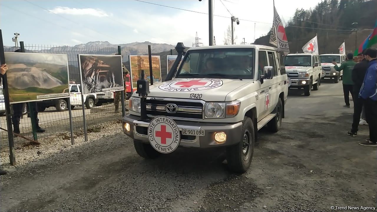 По Лачинской дороге беспрепятственно проехала автоколонна МККК (ФОТО)