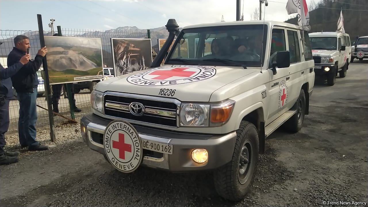 По Лачинской дороге беспрепятственно проехала автоколонна МККК (ФОТО)