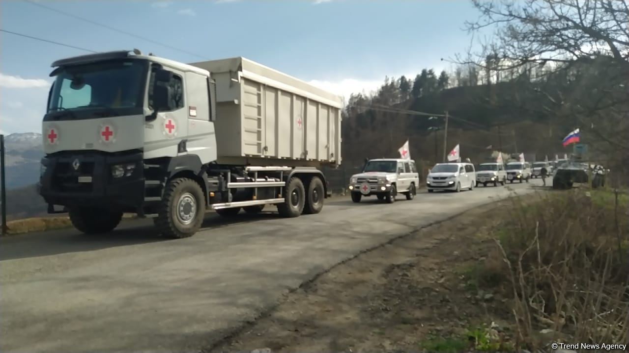 По Лачинской дороге беспрепятственно проехала автоколонна МККК (ФОТО)