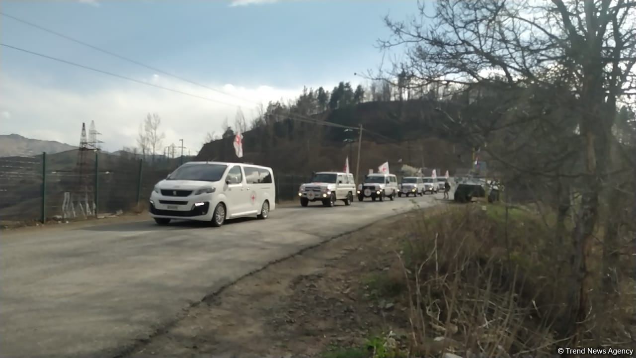 По Лачинской дороге беспрепятственно проехала автоколонна МККК (ФОТО)