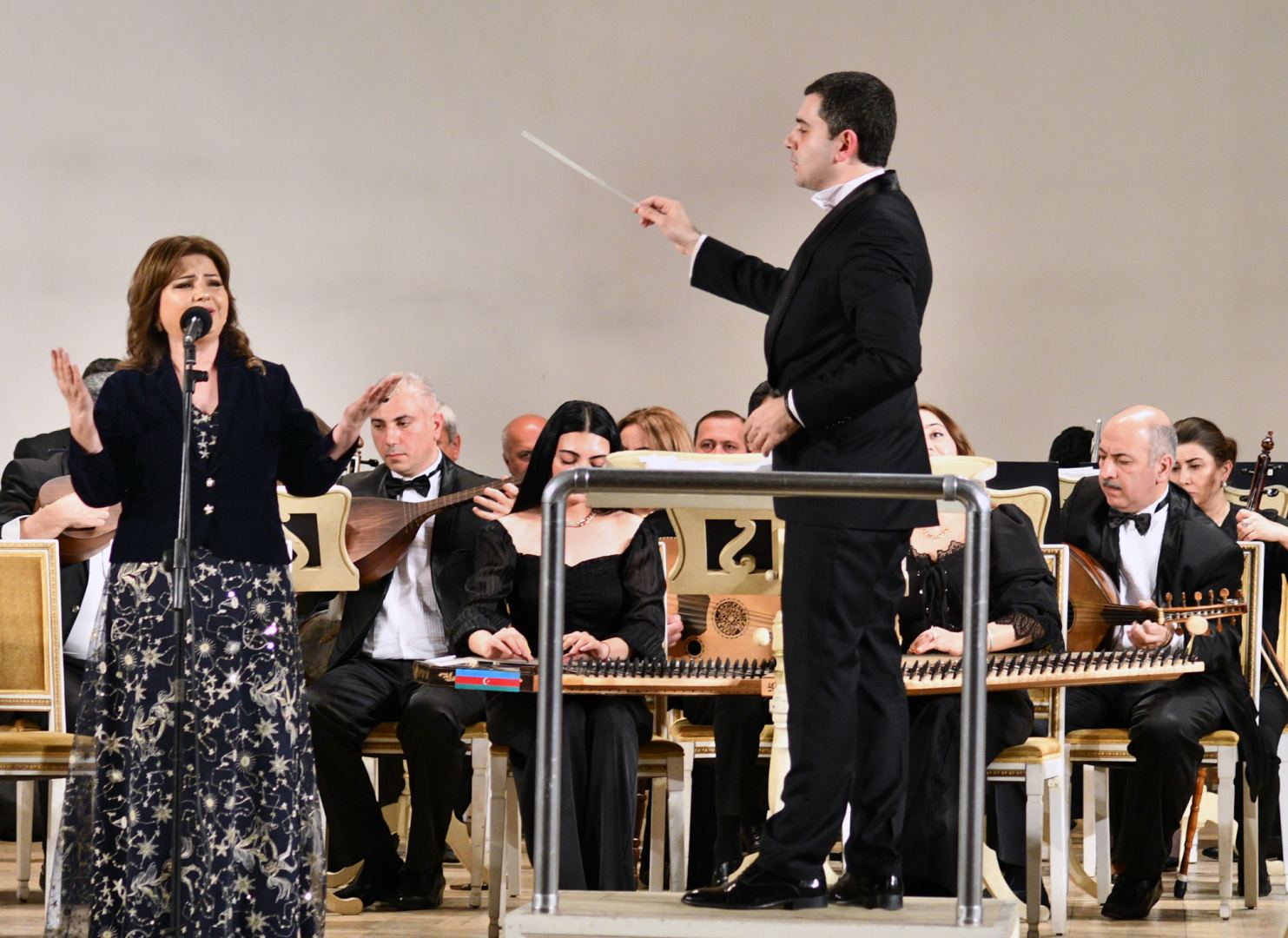 Мустафа Ашуров - от тара до дирижерского пульта  (ВИДЕО, ФОТО)