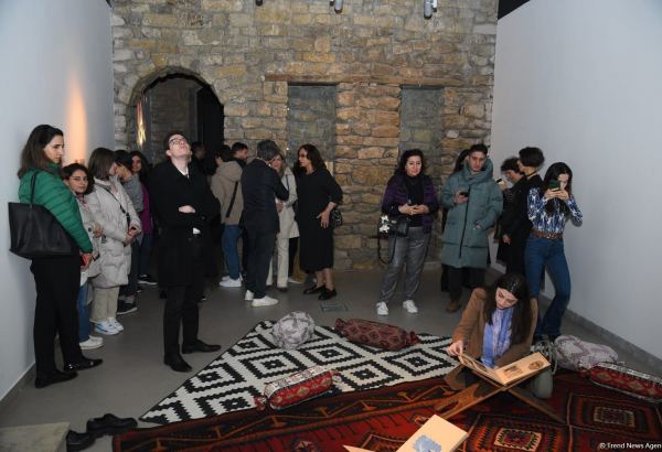 В Баку открылась выставка "По следам прошлых поколений" Школы Современного Искусства YARAT (ФОТО)