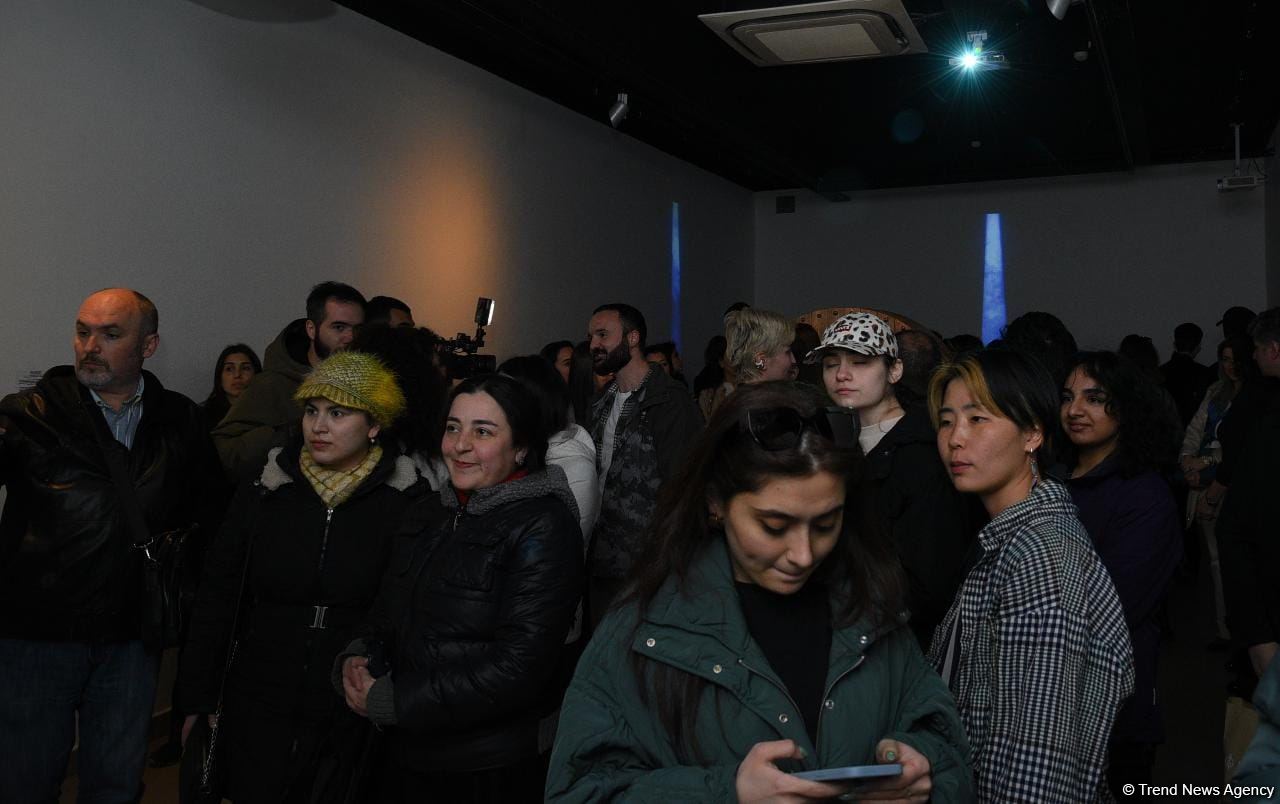 В Баку открылась выставка "По следам прошлых поколений" Школы Современного Искусства YARAT (ФОТО)